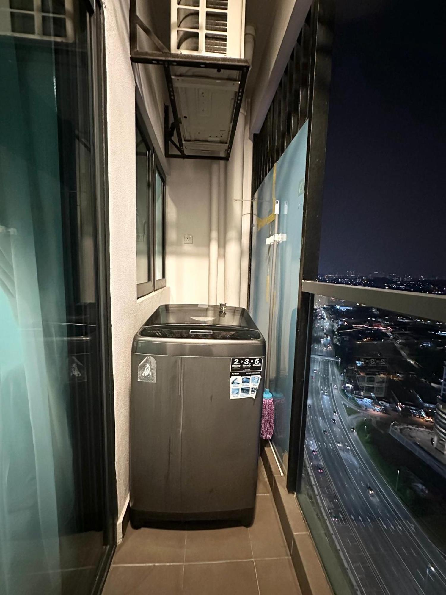 Symphony Tower - Studio, High Floor, Self Check In, Free Parking, Free Netflix, 200mbps Wifi Wifi Seri Kembangan