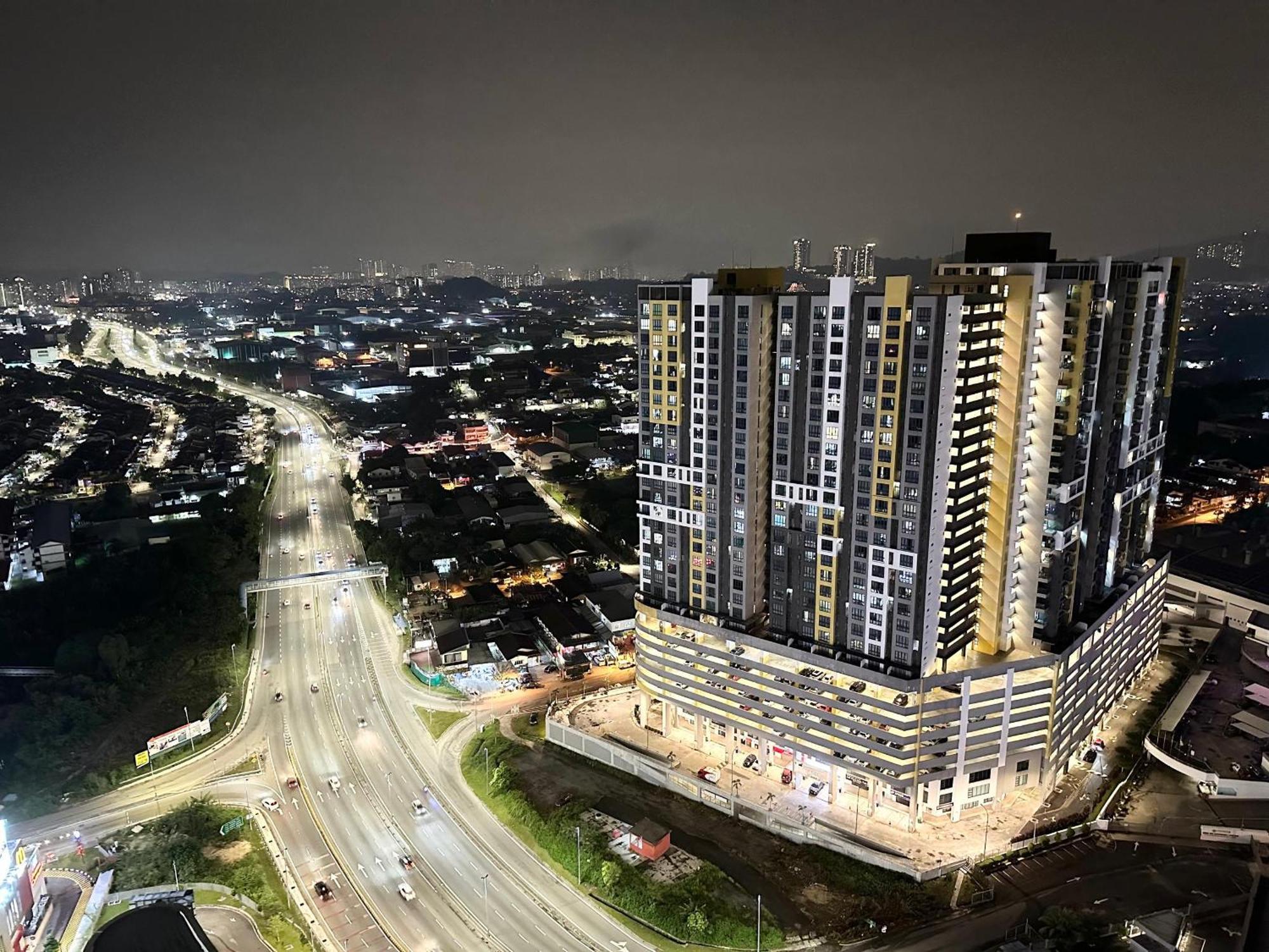 Symphony Tower - Studio, High Floor, Self Check In, Free Parking, Free Netflix, 200mbps Wifi Wifi * Seri Kembangan